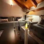 Lo Attic شقة *
